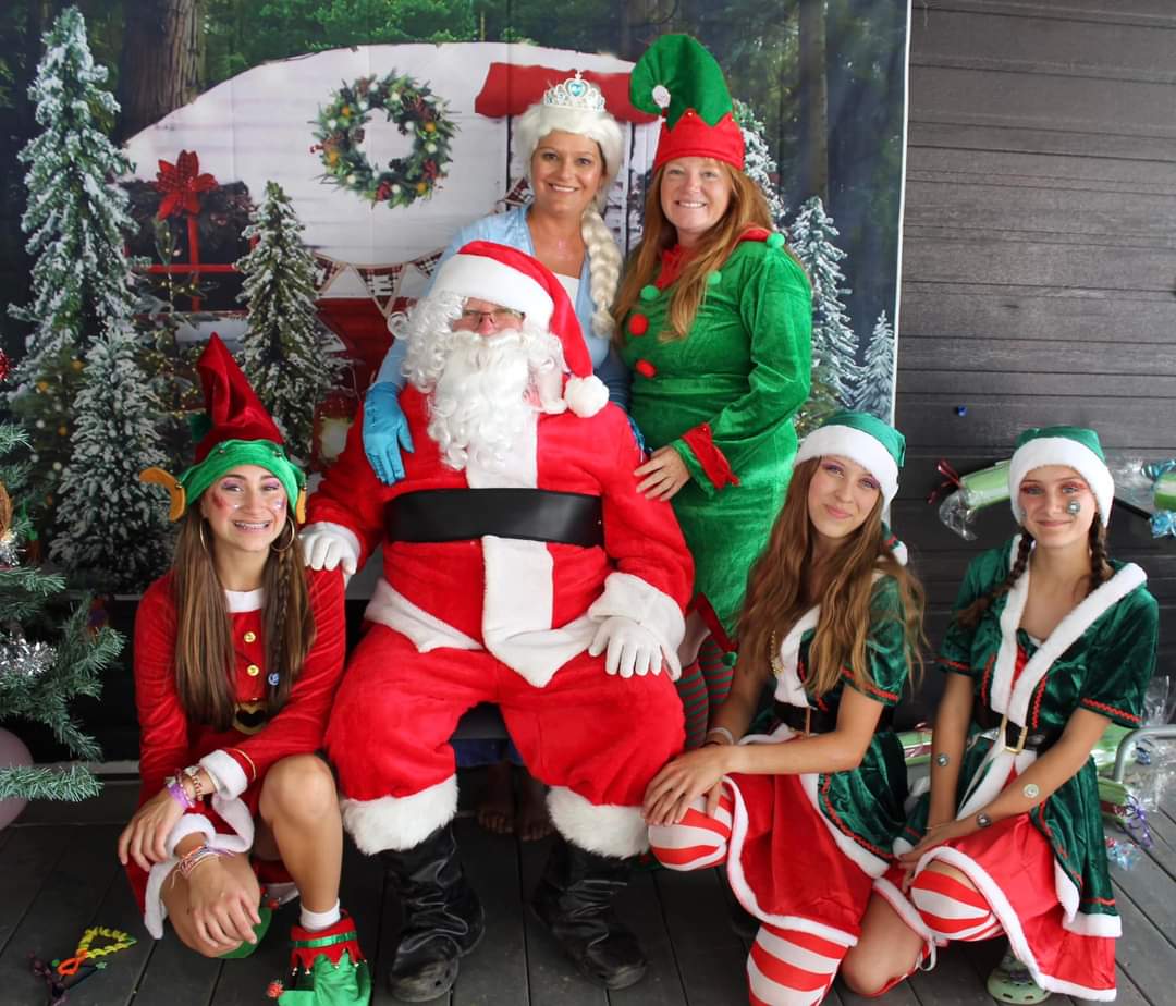 Famille en activités aquatiques et plein air au camping